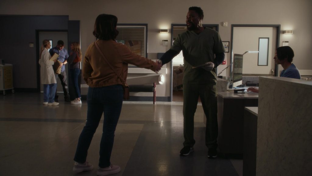 Nike Sneakers in 9-1-1 S07E07 “Ghost of a Second Chance” (2024) (Image 2)