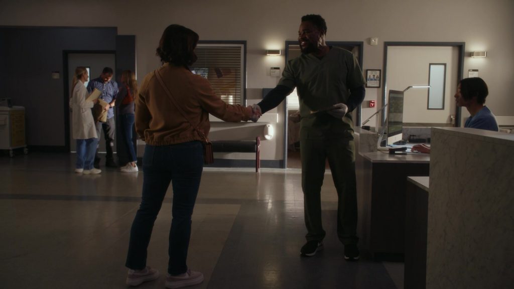 Nike Sneakers in 9-1-1 S07E07 “Ghost of a Second Chance” (2024) (Image 3)