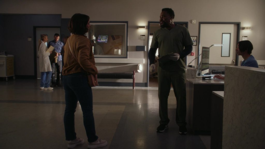 Nike Sneakers in 9-1-1 S07E07 “Ghost of a Second Chance” (2024) (Image 4)