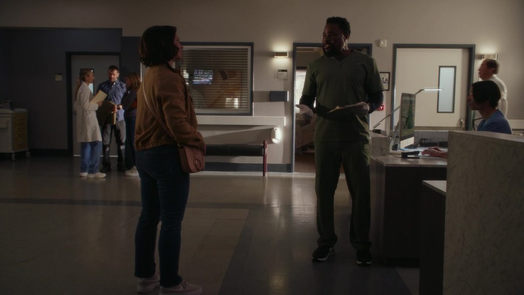 Nike Sneakers in 9-1-1 S07E07 “Ghost of a Second Chance” (2024) (Image 5)
