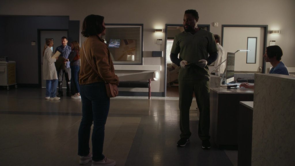 Nike Sneakers in 9-1-1 S07E07 “Ghost of a Second Chance” (2024) (Image 6)
