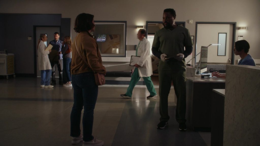 Nike Sneakers in 9-1-1 S07E07 “Ghost of a Second Chance” (2024) (Image 7)