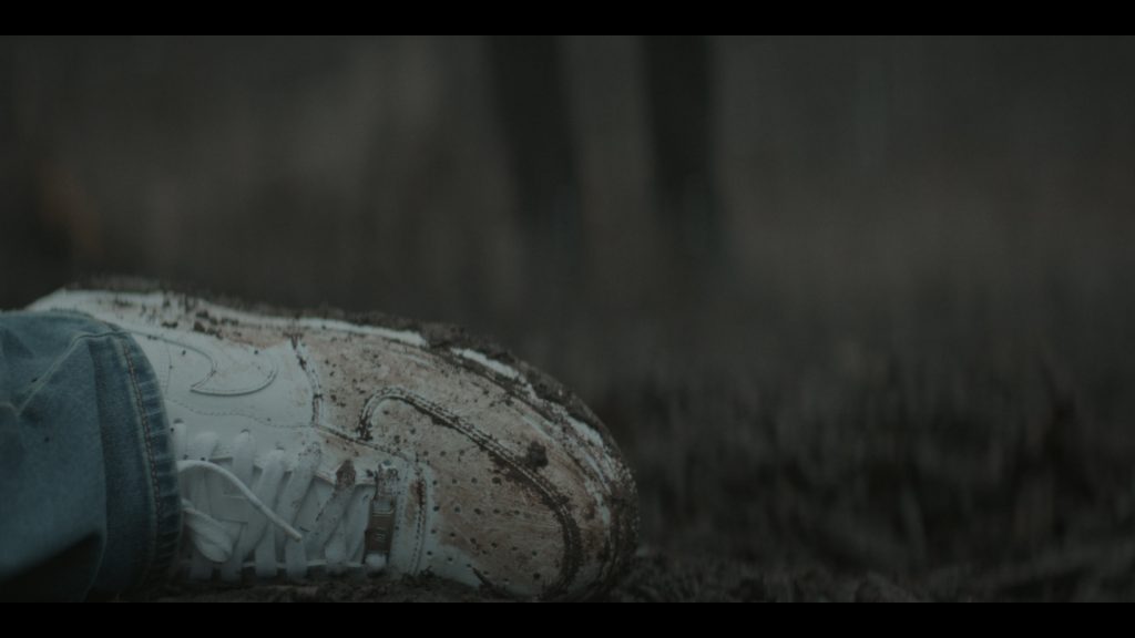 Nike Sneakers in American Sports Story S01E08 “Odin” (2024) (Image 1)
