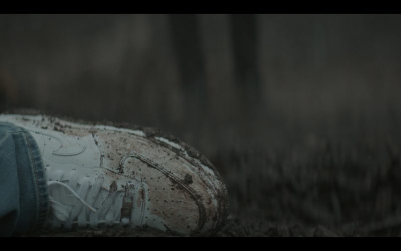 Nike Sneakers in American Sports Story S01E08 “Odin” (2024) (Image 1)