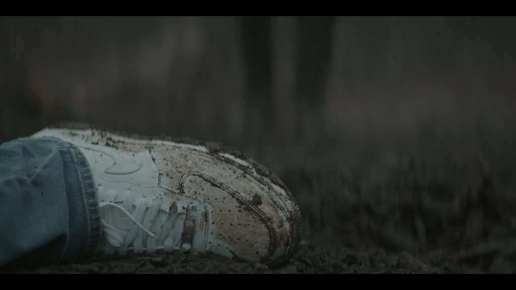 Nike Sneakers in American Sports Story S01E08 “Odin” (2024) (Image 2)