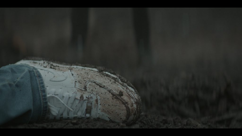 Nike Sneakers in American Sports Story S01E08 “Odin” (2024) (Image 3)