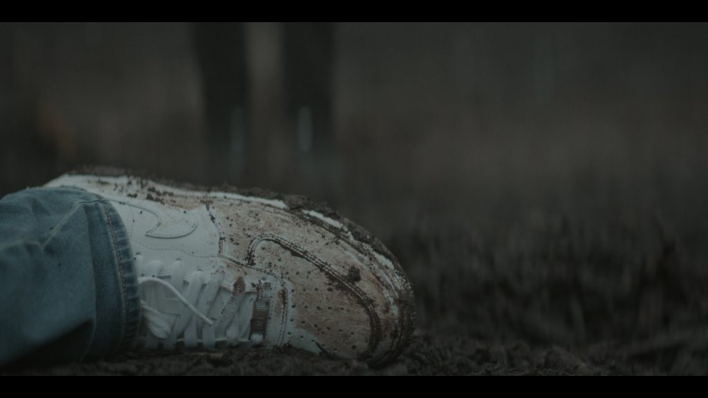 Nike Sneakers in American Sports Story S01E08 “Odin” (2024) (Image 4)