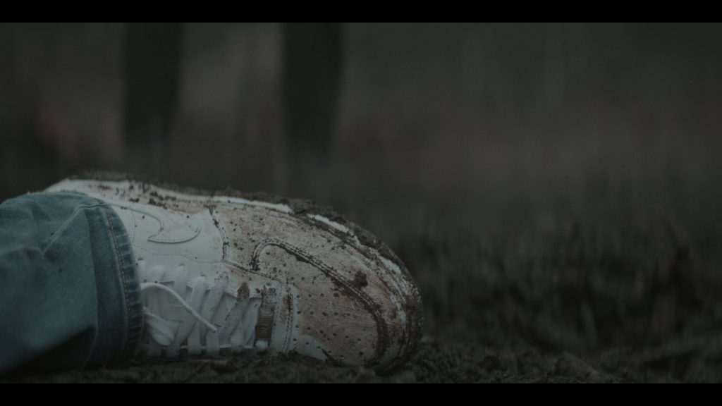 Nike Sneakers in American Sports Story S01E08 “Odin” (2024) (Image 5)