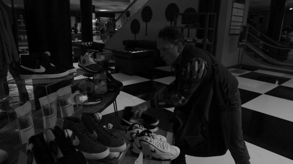 Nike Sneakers in Better Call Saul S06E10 “Nippy” (2022) (Image 1)