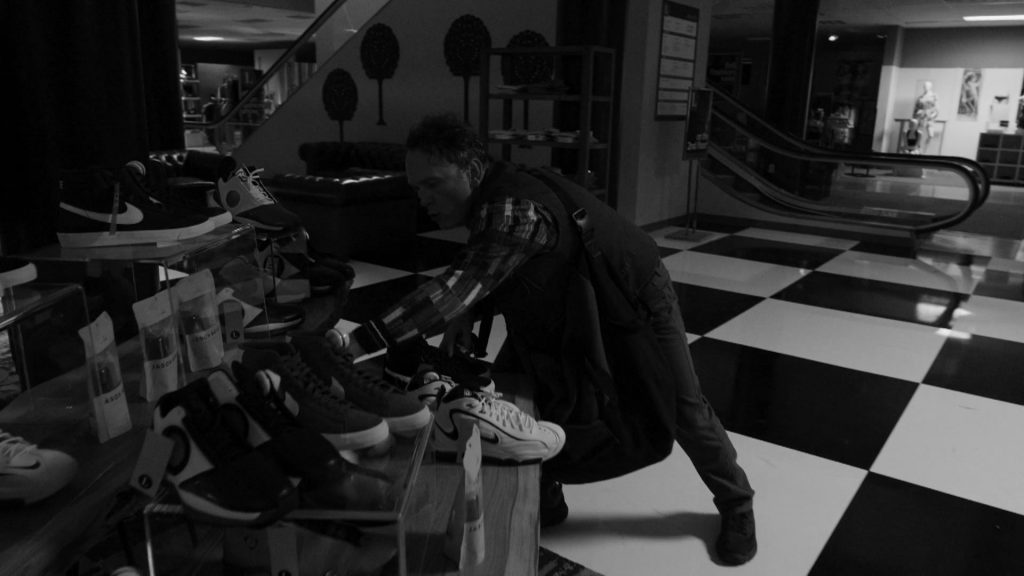 Nike Sneakers in Better Call Saul S06E10 “Nippy” (2022) (Image 2)
