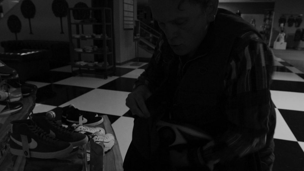 Nike Sneakers in Better Call Saul S06E10 “Nippy” (2022) (Image 3)