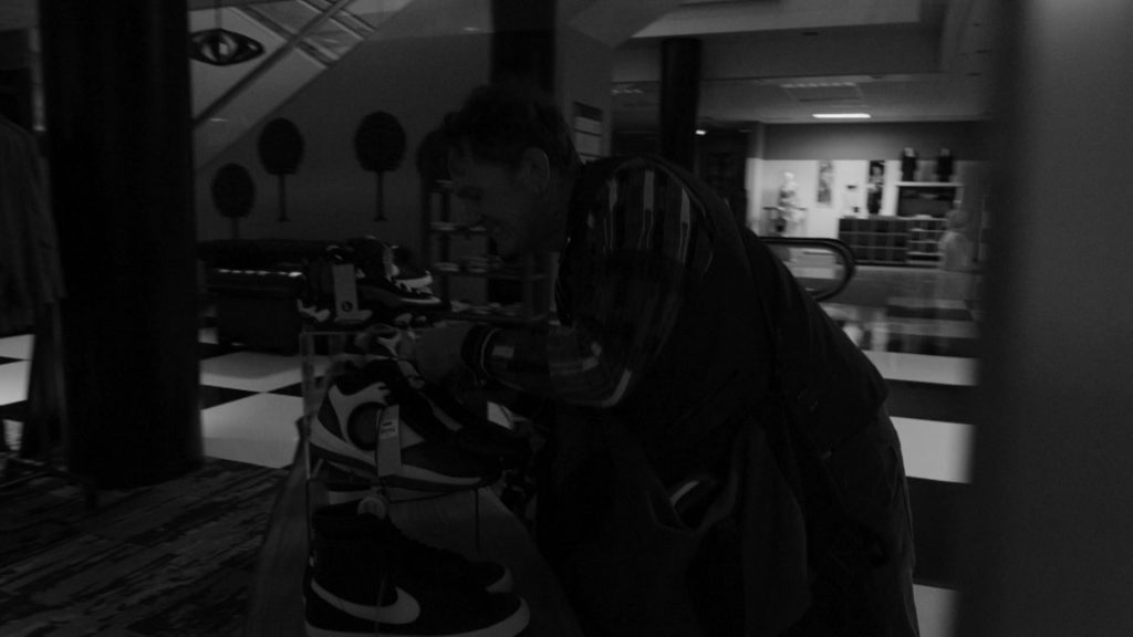 Nike Sneakers in Better Call Saul S06E10 “Nippy” (2022) (Image 4)