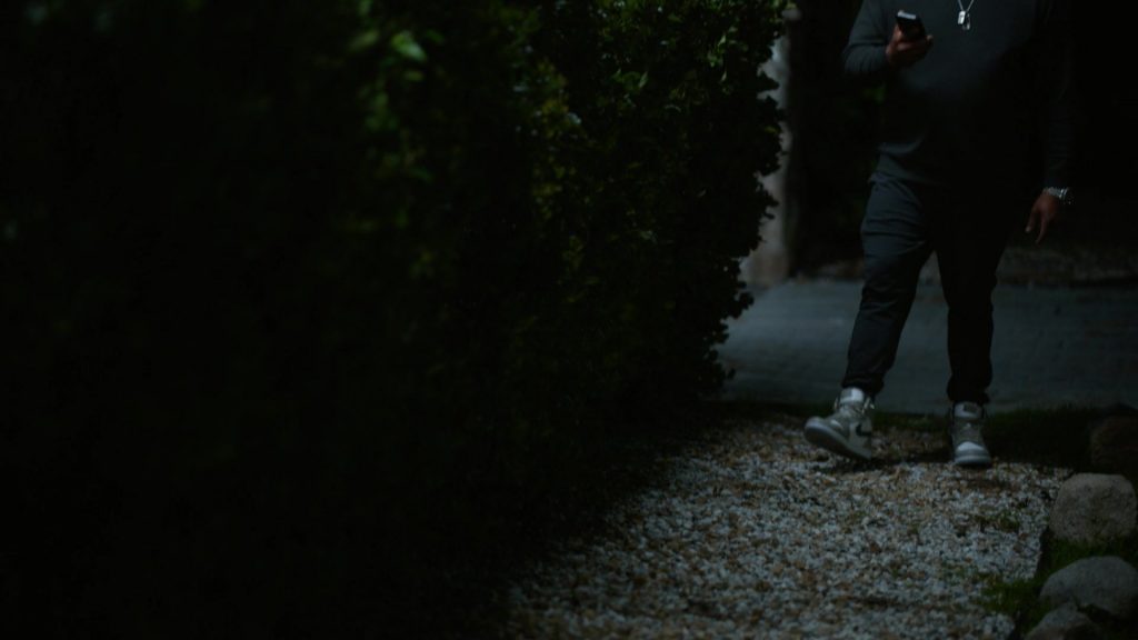 Nike Sneakers in Carl Webers The Family Business S06E06 “Only a Duncan can Kill a Duncan” (2025) (Image 1)