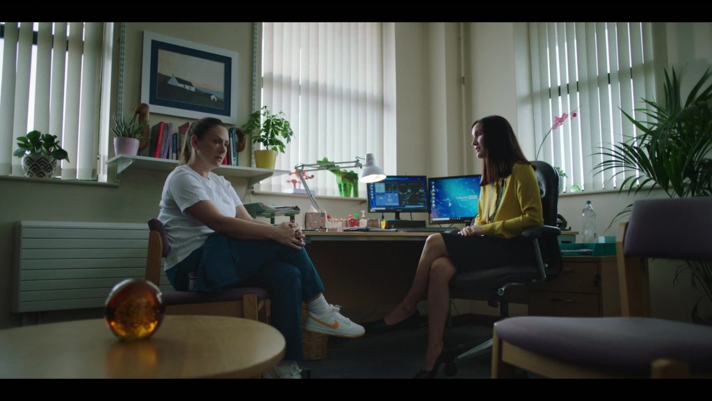 Nike Sneakers in Casualty S39E21 “Internal Affairs – Episode 3” (2025) (Image 5)