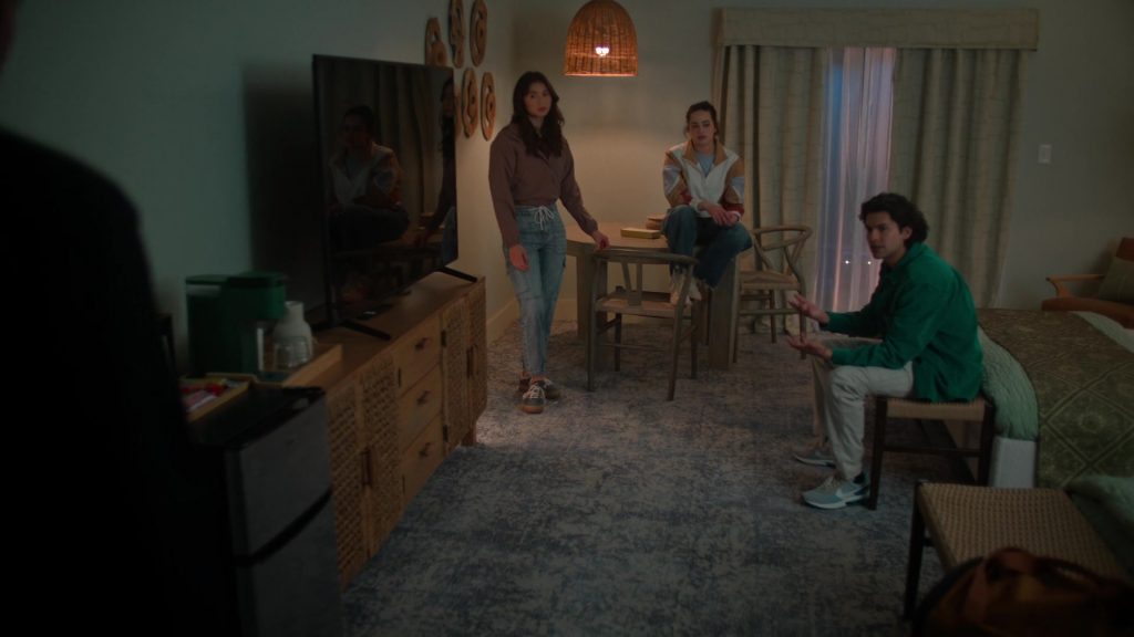 Nike Sneakers in Cobra Kai S06E06 “Benvinguts a Barcelona” (2024) (Image 1)