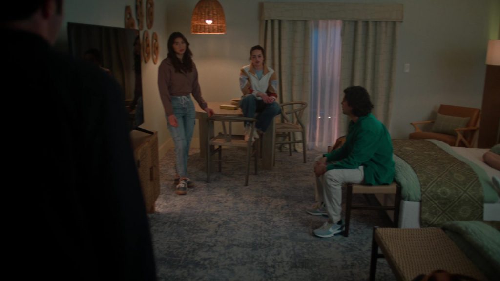 Nike Sneakers in Cobra Kai S06E06 “Benvinguts a Barcelona” (2024) (Image 2)