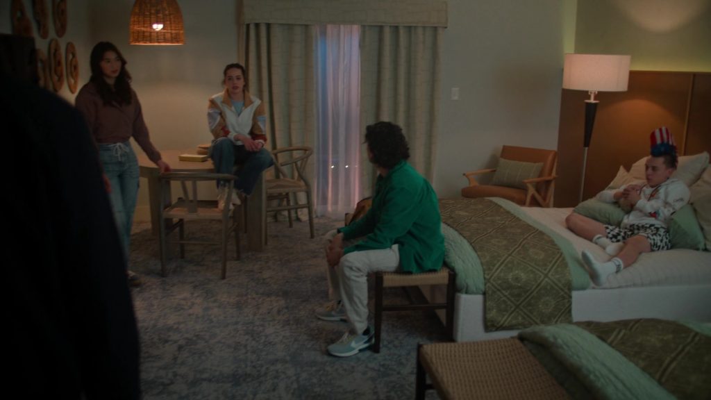 Nike Sneakers in Cobra Kai S06E06 “Benvinguts a Barcelona” (2024) (Image 3)