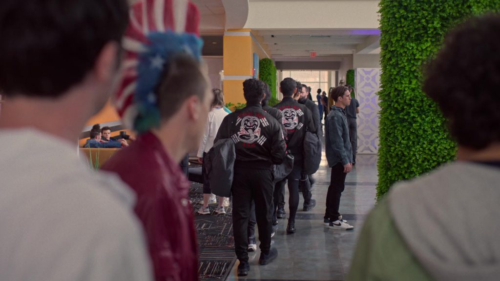 Nike Sneakers in Cobra Kai S06E06 “Benvinguts a Barcelona” (2024) (Image 4)