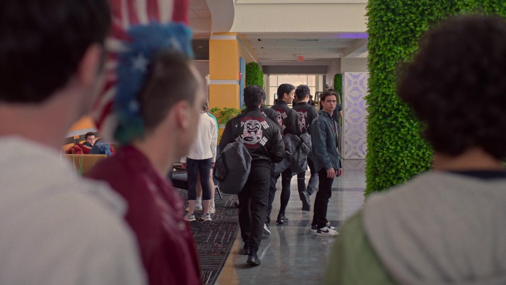 Nike Sneakers in Cobra Kai S06E06 “Benvinguts a Barcelona” (2024) (Image 5)