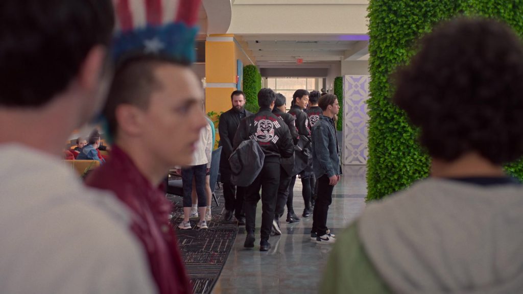Nike Sneakers in Cobra Kai S06E06 “Benvinguts a Barcelona” (2024) (Image 6)