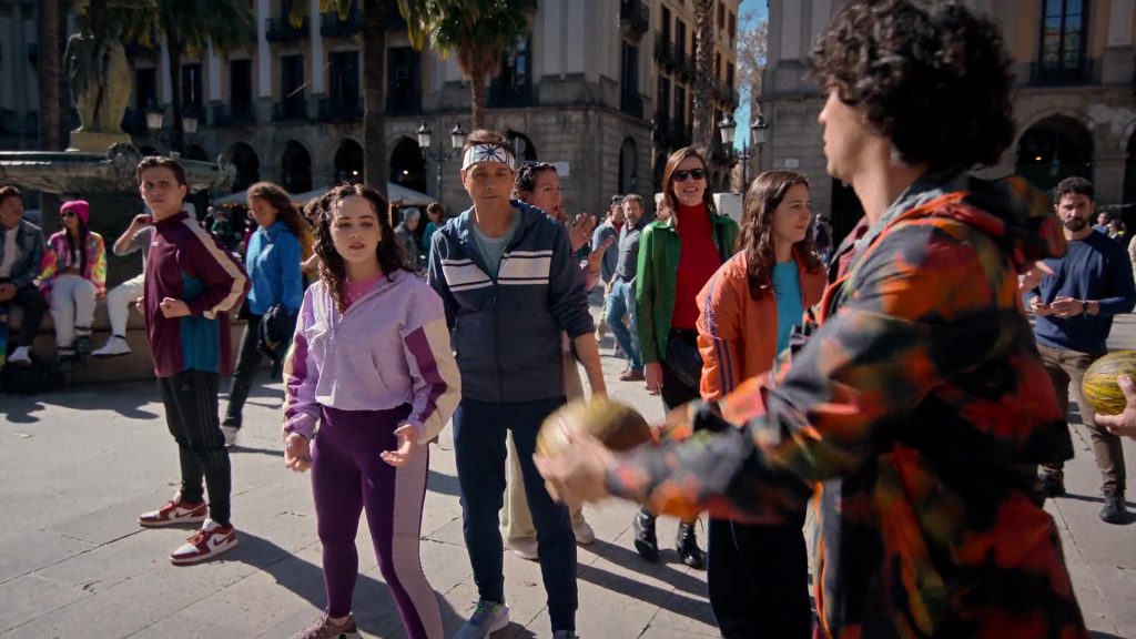 Nike Sneakers in Cobra Kai S06E10 “Eunjangdo” (2024) (Image 4)