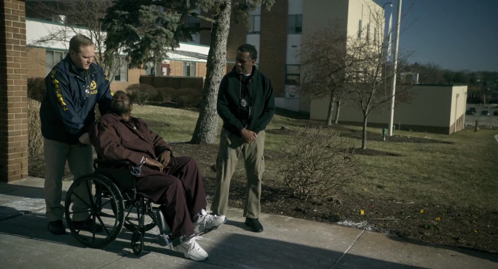 Nike Sneakers in Dope Thief S01E07 “Mussolini” (2025) (Image 4)
