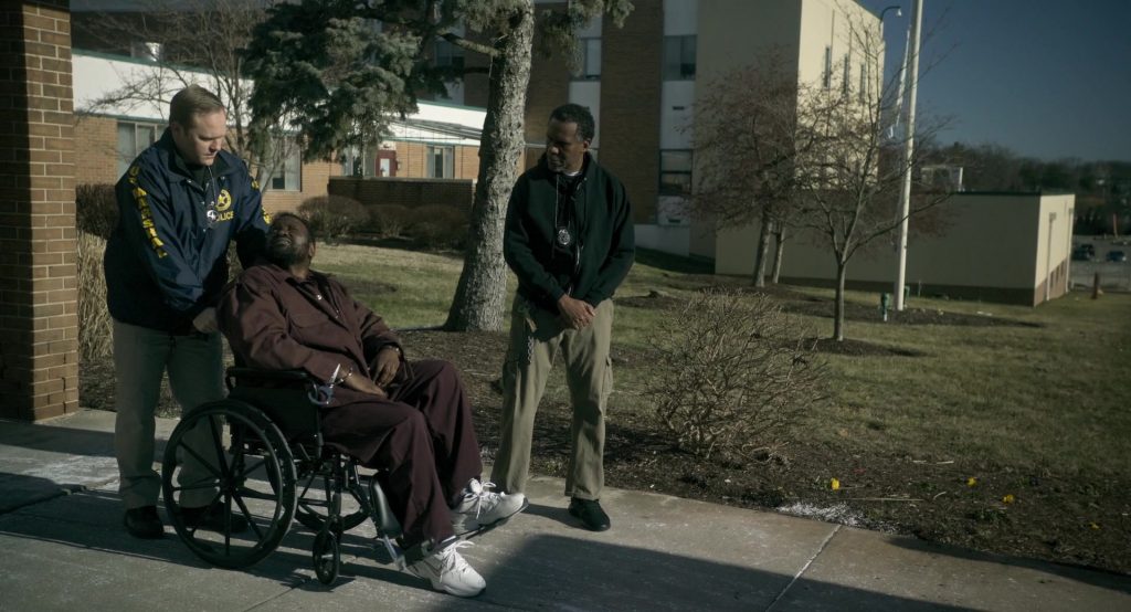 Nike Sneakers in Dope Thief S01E07 “Mussolini” (2025) (Image 5)