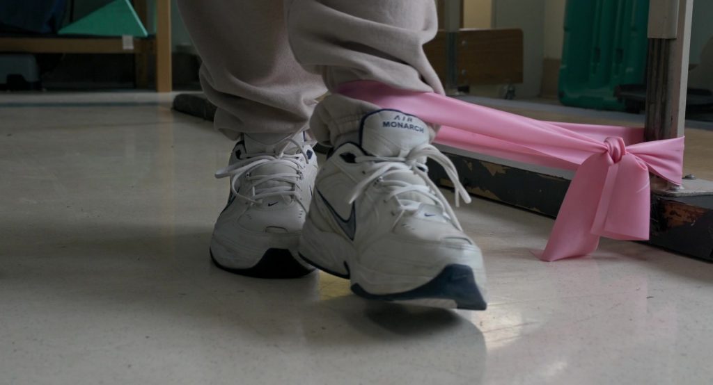 Nike Sneakers in Dope Thief S01E08 “Innocent People” (2025) (Image 3)