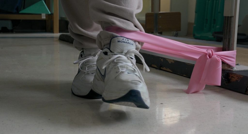 Nike Sneakers in Dope Thief S01E08 “Innocent People” (2025) (Image 4)