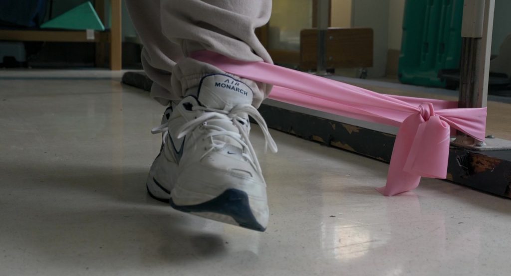 Nike Sneakers in Dope Thief S01E08 “Innocent People” (2025) (Image 5)