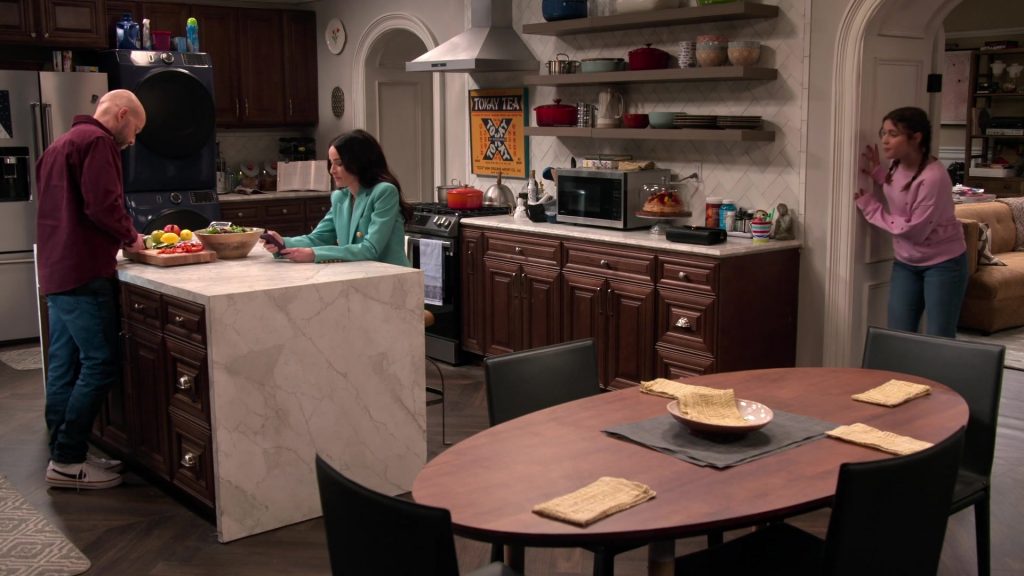 Nike Sneakers in Extended Family S01E05 “The Consequences of Matchmaking” (2024) (Image 1)