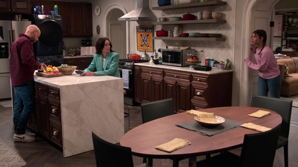 Nike Sneakers in Extended Family S01E05 “The Consequences of Matchmaking” (2024) (Image 2)