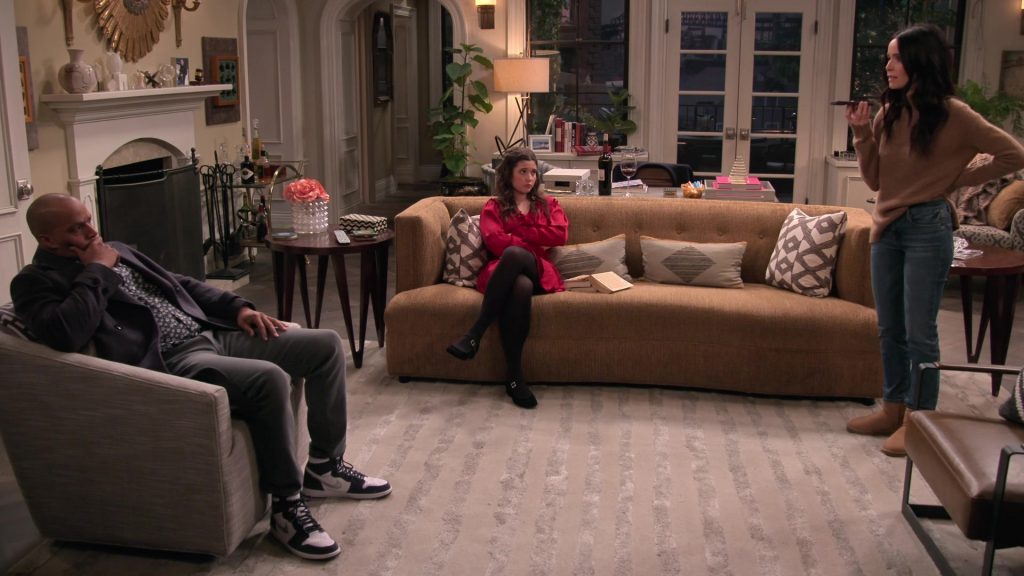 Nike Sneakers in Extended Family S01E10 “The Consequences of Familial Obligations” (2024) (Image 10)