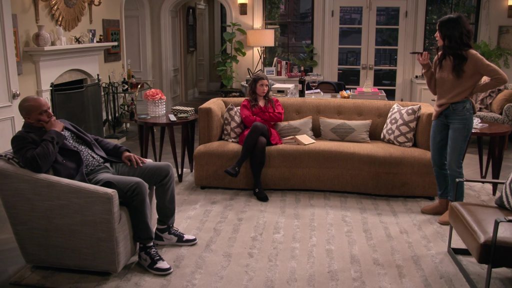 Nike Sneakers in Extended Family S01E10 “The Consequences of Familial Obligations” (2024) (Image 11)