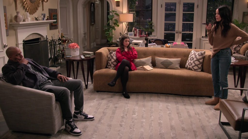 Nike Sneakers in Extended Family S01E10 “The Consequences of Familial Obligations” (2024) (Image 9)