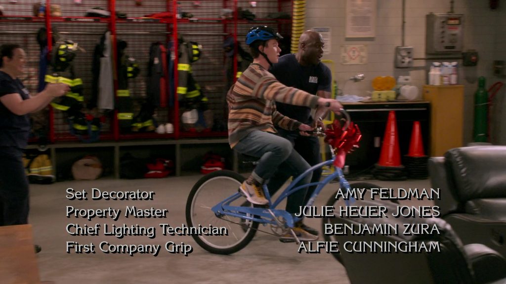 Nike Sneakers in Frasier S01E04 “Trivial Pursuits” (2023) (Image 1)