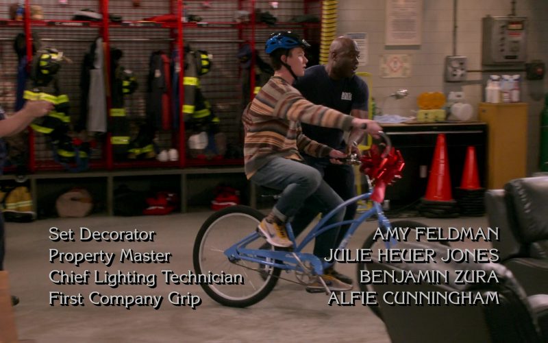 Nike Sneakers in Frasier S01E04 “Trivial Pursuits” (2023) (Image 1)