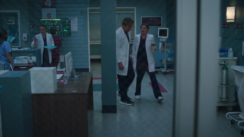 Nike Sneakers in Grey's Anatomy S20E01 “We've Only Just Begun” (2024) (Image 1)