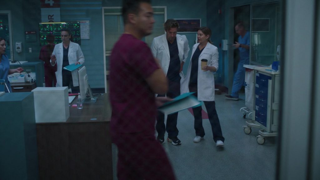 Nike Sneakers in Grey's Anatomy S20E01 “We've Only Just Begun” (2024) (Image 3)