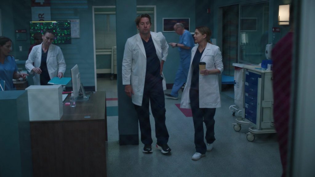 Nike Sneakers in Grey's Anatomy S20E01 “We've Only Just Begun” (2024) (Image 4)