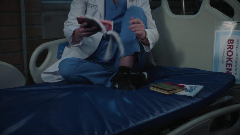 Nike Sneakers in Grey's Anatomy S20E08 “Blood, Sweat and Tears” (2024) (Image 2)