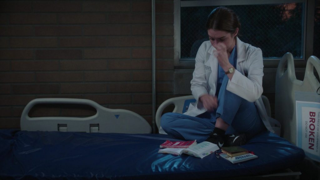 Nike Sneakers in Grey's Anatomy S20E08 “Blood, Sweat and Tears” (2024) (Image 4)