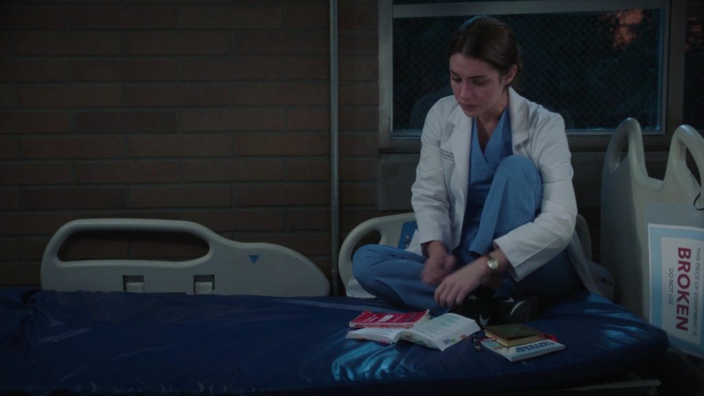 Nike Sneakers in Grey's Anatomy S20E08 “Blood, Sweat and Tears” (2024) (Image 5)