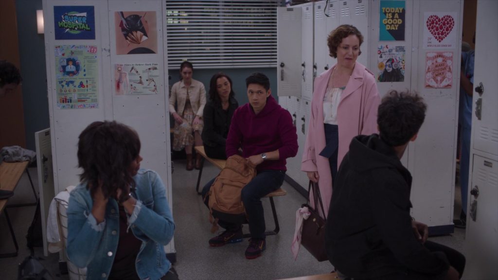 Nike Sneakers in Greys Anatomy S21E01 (2024) (Image 2)