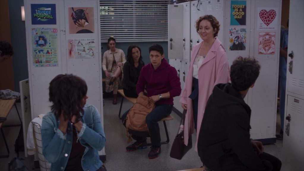 Nike Sneakers in Greys Anatomy S21E01 (2024) (Image 3)