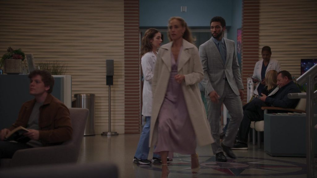Nike Sneakers in Greys Anatomy S21E17 “Love You Like a Love Song” (2025) (Image 3)