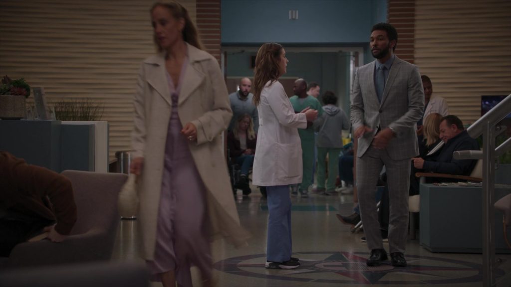 Nike Sneakers in Greys Anatomy S21E17 “Love You Like a Love Song” (2025) (Image 4)