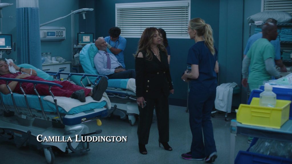 Nike Sneakers in Greys Anatomy S22E01 “Only the Strong Survive” (2025) (Image 1)