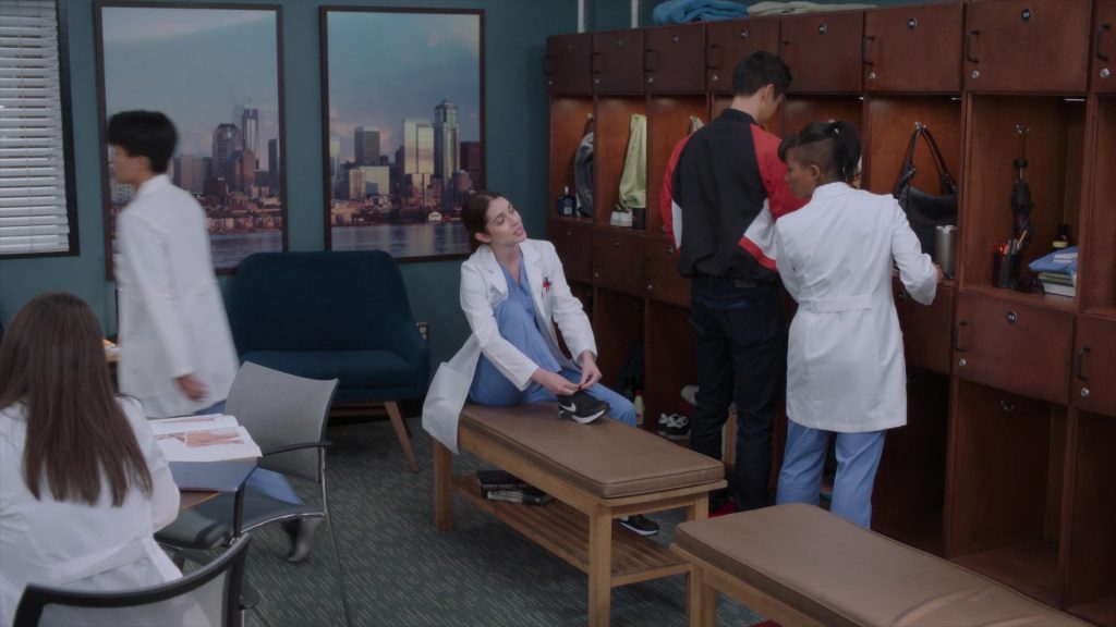 Nike Sneakers in Greys Anatomy S22E03 “Between Two Lungs” (2025) (Image 1)