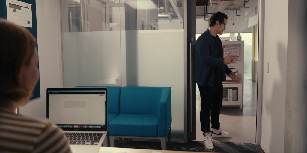 Nike Sneakers in Hacks S03E01 “Just For Laughs” (2024) (Image 4)